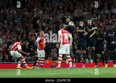 Alexis Sanchez dell'Arsenal ha segnato il suo traguardo di apertura durante la partita del terzo turno della Capital One Cup all'Emirates Stadium di Londra il 23 settembre 2014. Foto Stock