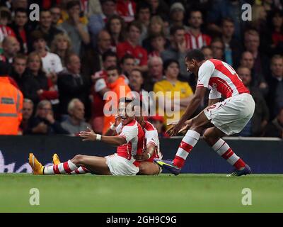 Alexis Sanchez dell'Arsenal celebra il suo traguardo di apertura durante la partita del terzo turno della Capital One Cup all'Emirates Stadium di Londra il 23 settembre 2014. Foto Stock