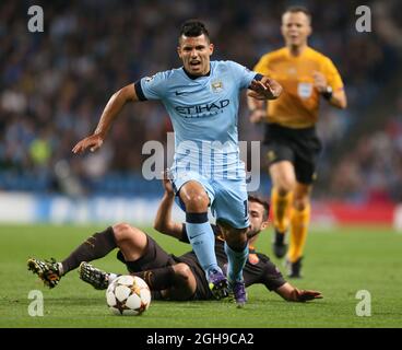 Miralem Pjanic of Roma affronta Sergio Aguero di Manchester City durante la partita del gruppo e della UEFA Champions League tra Manchester City e Roma tenutasi all'Etihad Stadium di Manchester, Inghilterra, il 30 settembre 2014. Foto Stock