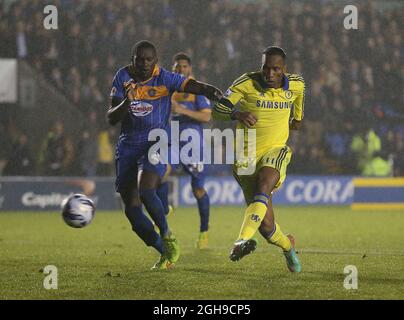 Didier Drogba di Chelsea segna il primo gol durante la partita del quarto turno della Capital One Cup tra Shrewsbury Town e Chelsea al Greenhous Meadow Stadium di Londra il 28 ottobre 2014. Foto Stock