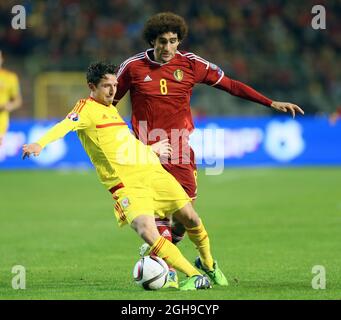 Marouane Fellaini in Belgio si inchinano con Joe Allen in Galles durante la partita UEFA Euro 2016 tra Belgio e Galles nello Stadio King Baudouin, Belgio, il 16 novembre 2014. Foto Stock