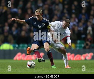 Darren Fletcher in Scozia si inchinano con Wayne Rooney in Inghilterra durante la partita internazionale amichevole tra Scozia e Inghilterra tenutasi al Celtic Park di Glasgow, Scozia, il 18 novembre 2014. Foto Stock