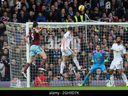 Andy Carroll di West Ham ha segnato il suo obiettivo di apertura durante la partita della Barclays Premier League tra West Ham United e Swansea City a Upton Park, Londra, Inghilterra, il 7 dicembre 2014. Foto Stock