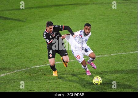 Valentin Roberge e Alexandre Lacazette affrontano la partita Ligue 1 tra Stade de Reims e Lione allo Stade de Gerland in Francia il 04 dicembre 2014. Foto Stock