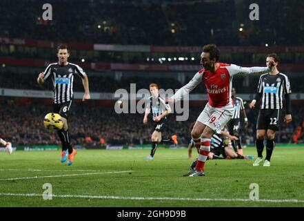 I Santi Cazorla dell'Arsenal segnano il secondo gol durante la partita della Barclays Premier League tra Arsenal e Newcastle United all'Emirates Stadium di Londra, in Gran Bretagna, il 13 dicembre 2014. Foto Stock