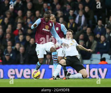 Christian Benteke di Aston Villa si scontra con Phil Jones del Manchester United durante la partita della Barclays Premier League tra Manchester City e Crystal Palace all'Etihad Stadium, Manchester, il 20 dicembre 2014. Foto Stock