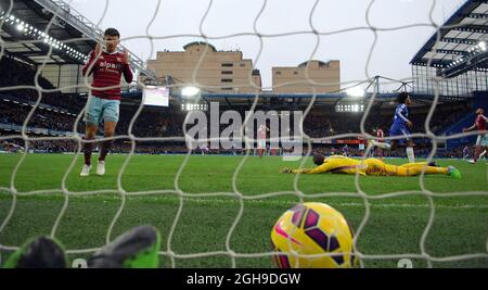 Un abbattuto Aaron Cresswell del West Ham United e del West Ham United portiere Adrian dopo Diego Costa del Chelsea 2° goal durante la partita della Barclays Premier League tra Chelsea e West Ham United allo Stamford Bridge Stadium di Londra, Inghilterra, il 26 dicembre 2014. Foto: Robin Parker Foto Stock