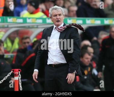 Il direttore di Mark Hughes di Stoke City si sgranerà durante la partita della Barclays Premier League tra Stoke City e Manchester United al Britannia Stadium, Stoke, Trent il 1° gennaio 2015. Foto Stock