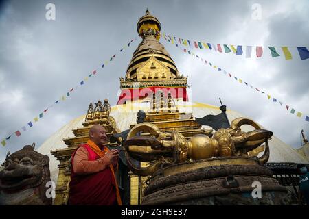 Kathmandu, Bagmati, Nepal. 6 settembre 2021. Un monaco buddista offre preghiere a Swayambhu, un sito patrimonio dell'umanità dell'UNESCO a Kathmandu, capitale del Nepal, 6 settembre 2021. (Credit Image: © Sunil Sharma/ZUMA Press Wire) Credit: ZUMA Press, Inc./Alamy Live News Foto Stock