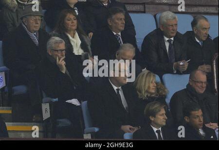 Alan Pardew guarda avanti dalla casella dei registi di Villa Park di fronte all'ex presidente della Villa Doug Ellis e dietro il presidente del Palazzo Steve Parrish durante la partita della Barclays Premier League tra Aston Villa e Crystal Palace a Villa Park, Birmingham il 1° gennaio 2015. Foto Stock