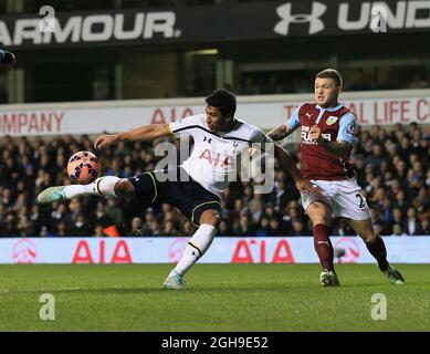 Tottenham's Paulinho ha segnato il suo traguardo di apertura durante la terza partita della fa Cup Round Replay tra Tottenham Hotspur e Burnley al White Hart Lane di Londra, Inghilterra 14 gennaio 2015. Foto Stock