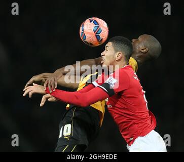 Tom Elliot di Cambridge Utd sfida Chris Smalling di Manchester United durante la partita di replay della fa Cup Fourth Round tra Manchester Utd e Cambridge Utd all'Old Trafford Stadium, Inghilterra il 3 febbraio 2015. Simon Bellis Foto Stock