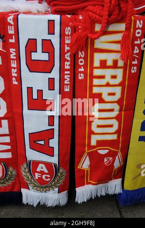 Sciarpe in vendita al di fuori dell'Emirates Stadium durante la partita della Barclays Premier League tra Arsenal e Liverpool all'Emirates Stadium di Londra, Inghilterra, il 4 aprile 2015. Robin Parker Foto Stock