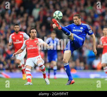 I Santi Cazorla dell'Arsenal si scontrano con la Nemanja Matic del Chelsea durante la partita della Barclays Premier League tra l'Arsenal e il Chelsea all'Emirates Stadium, Inghilterra, il 26 aprile 2015. Foto Stock