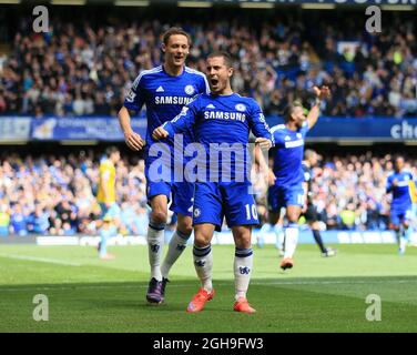 L'Eden Hazard di Chelsea festeggia il raggiungimento del traguardo di apertura dei suoi lati durante la partita della Barclays Premier League tra Chelsea e Crystal Palace a Stamford Bridge, Inghilterra, il 3 maggio 2015. Foto Stock