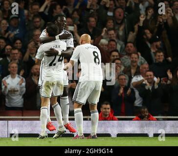 Il Bafetimbi Gomis di Swansea celebra il suo traguardo di apertura durante la partita della Barclays Premier League tra Arsenal e Swansea City all'Emirates Stadium in Inghilterra l'11 maggio 2015. Foto Stock