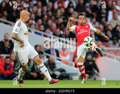 I Santi Cazorla dell'Arsenal si scontrano con Jonjo Shelvey di Swansea durante la partita della Barclays Premier League tra Arsenal e Swansea City all'Emirates Stadium in Inghilterra l'11 maggio 2015. Foto Stock