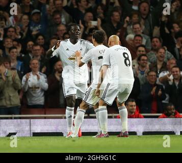 Il Bafetimbi Gomis di Swansea celebra il suo traguardo di apertura durante la partita della Barclays Premier League tra Arsenal e Swansea City all'Emirates Stadium in Inghilterra l'11 maggio 2015. Foto Stock