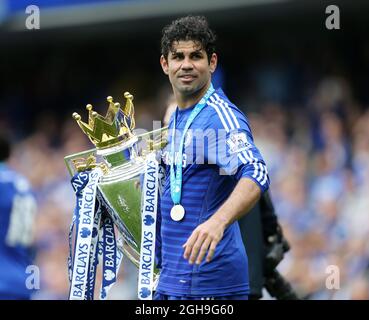 Diego Costa di Chelsea festeggia con il trofeo durante la partita della Barclays Premier League tra Chelsea e Sunderland allo Stamford Bridge di Londra il 24 maggio 2015. Foto: David Klein. Foto Stock