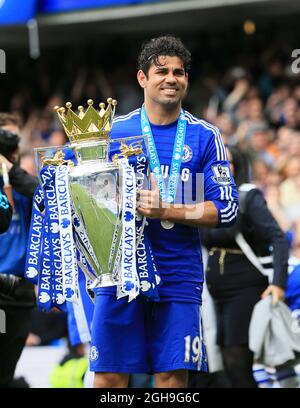Diego Costa di Chelsea festeggia con il trofeo durante la partita della Barclays Premier League tra Chelsea e Sunderland allo Stamford Bridge di Londra il 24 maggio 2015. Foto: David Klein. Foto Stock