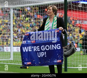 La Delia Smith di Norwich festeggia il fischio finale durante la partita finale del campionato Sky Bet tra Middlesbrough e Norwich City al Wembley Stadium di Londra, Regno Unito, il 25 maggio 2015. Foto della città David Klein. Foto Stock