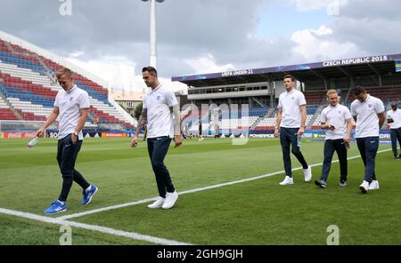 Immagine #: 37772833 Giugno 21, 2015 - Olomouc, Regno Unito - i giocatori d'Inghilterra ispezionano il campo..Svezia v Inghilterra - UEFA Under 21's - Andruv Stadium - Repubblica Ceca - 21 Giugno 2015 - Foto David KleinSportimage. Foto Stock