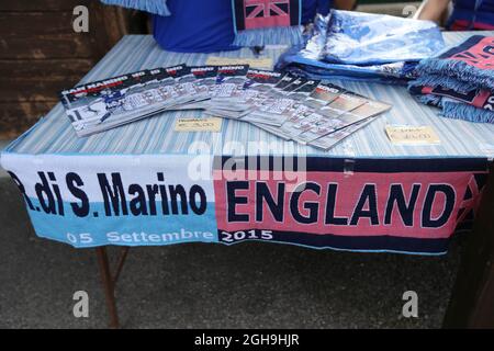 Immagine #: 39239719 5 Settembre 2015 - Serravalle, Regno Unito - mezzo e mezzo sciarpa di San Marino e Inghilterra..Euro 2016 Qualifiche - San Marino vs Inghilterra - Stadio di San Marino - San Marino - 5 Settembre 2015 - Foto David Klein Foto Stock