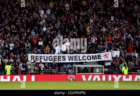 Immagine #: 39444876 7 Settembre 2015 - Glasgow, Regno Unito - Scozia i tifosi hanno in mano una bandiera accoglienza rifugiati - European Qualifier - Scozia v Germania - Hampden Park Stadium - Glasgow - Scozia - 7 Settembre 2015 - Simon Bellis Foto Stock