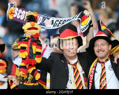 Image #: 39445024 7 Settembre 2015 - Glasgow, Regno Unito - i tifosi tedeschi in buone bevande alcoliche - European Qualifier - Scozia v Germania - Hampden Park Stadium - Glasgow - Scozia - 7 Settembre 2015 - Simon Bellis Foto Stock