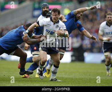 Peter Horne di Scozia affrontato da Jefferson Poirot di Francia durante la partita delle sei Nazioni RBS del 2016 al Murrayfield Stadium di Edimburgo. Il credito fotografico dovrebbe essere: Simon Bellis/Sportimage via PA Images Foto Stock