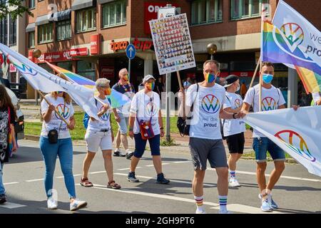 Braunschweig, Germania, 14 agosto 2021: I dipendenti del costruttore di automobili Volkswagen marcia alla CSD Christopher Street Day dimostrazione. Foto Stock