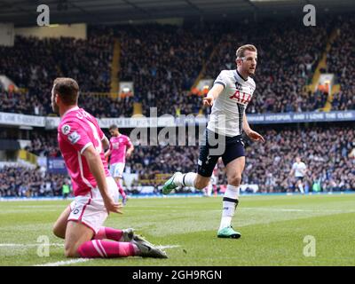 Harry Kane di Tottenham celebra il secondo gol dei suoi lati durante la partita della Premier League al White Hart Lane Stadium. Il credito fotografico dovrebbe essere: David Klein/Sportimage via PA Images Foto Stock