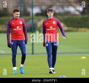 DELE Alli e John Stones in Inghilterra durante la formazione presso il Tottenham Hotspur Training Center. Il credito fotografico dovrebbe essere: David Klein/Sportimage via PA Images Foto Stock