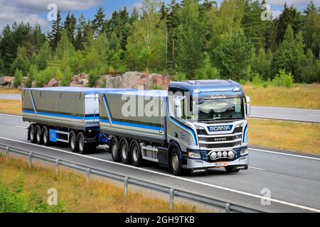 Carrello per granella Scania R730 splendidamente personalizzato con rimorchio a tramoggia Poysti Trans a velocità su autostrada in estate. Salo, Finlandia. Luglio 23, 2021. Foto Stock