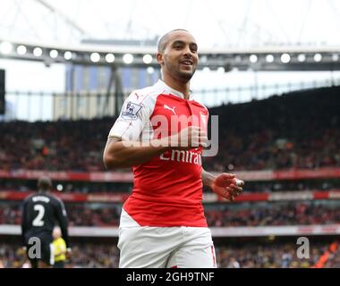 Theo Walcott dell'Arsenal celebra il suo quarto gol durante la partita della Premier League all'Emirates Stadium. Il credito fotografico dovrebbe essere: David Klein/Sportimage via PA Images Foto Stock