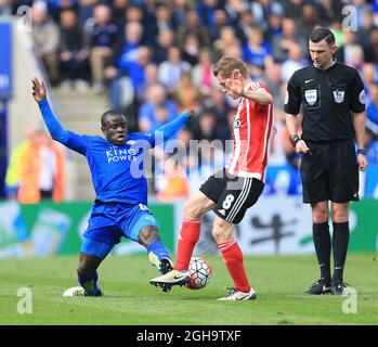 Il NÂ Golo Kante di Leicester si inchinano con Steven Davis di Southampton durante la partita della Premier League al King Power Stadium. Il credito fotografico dovrebbe essere: David Klein/Sportimage via PA Images Foto Stock