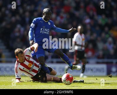 Ngolo Kante di Leicester City affrontato da Lee Cattertalpa di Sunderland durante la partita della Barclays Premier League allo Stadio della luce. Il credito fotografico dovrebbe essere: Simon Bellis/Sportimage via PA Images Foto Stock