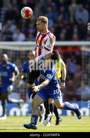 Jan Kirchhoff di Sunderland si incula con Shinji Okazaki di Leicester City durante la partita della Barclays Premier League allo Stadio della luce. Il credito fotografico dovrebbe essere: Simon Bellis/Sportimage via PA Images Foto Stock