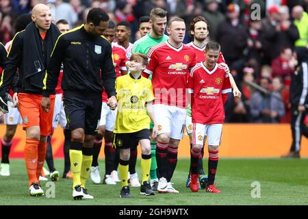 Wayne Rooney di Manchester United si trova al suo fianco durante la partita della Barclays Premier League a Old Trafford. Il credito fotografico dovrebbe essere: Philip Oldham/Sportimage via PA Images Foto Stock