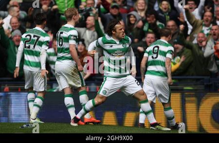 Erik Sviatchenko (centro) di Celtic festeggia dopo aver segnato il secondo gol delle sue squadre durante la partita della William Hill Scottish Cup all'Hampden Park Stadium. Il credito fotografico dovrebbe essere: Lynne Cameron/Sportimage via PA Images Foto Stock