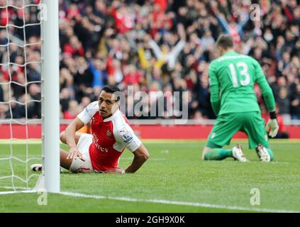 Alexis Sanchez dell'Arsenal celebra il suo traguardo di apertura durante la partita della Premier League all'Emirates Stadium. Il credito fotografico deve essere: David Klein/Sportimage Foto Stock