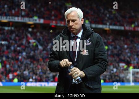 Alan Pardew, direttore del Crystal Palace abbattuto durante la partita della Barclays Premier League a Old Trafford. Il credito fotografico dovrebbe essere: Philip Oldham/Sportimage via PA Images Foto Stock