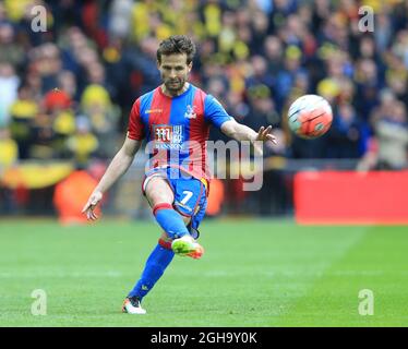 Yohan Cabaye del Crystal Palace in azione durante la Emirates fa Cup, partita semifinale al Wembley Stadium di Londra. Il credito fotografico dovrebbe essere: David Klein/Sportimage via PA Images Foto Stock