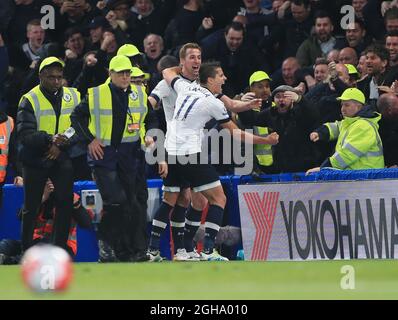 Harry Kane di Tottenham festeggia il suo traguardo di apertura durante la partita della Barclays Premier League allo Stamford Bridge Stadium. Il credito fotografico dovrebbe essere: David Klein/Sportimage via PA Images Foto Stock