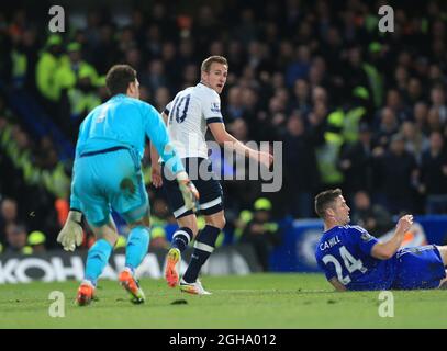 Harry Kane di Tottenham festeggia il suo traguardo di apertura durante la partita della Barclays Premier League allo Stamford Bridge Stadium. Il credito fotografico dovrebbe essere: David Klein/Sportimage via PA Images Foto Stock