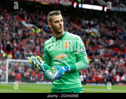 David De Gea di Manchester United con i suoi fan giocatore del trofeo anno durante la partita della Barclays Premier League a Old Trafford Manchester. Il credito fotografico dovrebbe essere: Simon Bellis/Sportimage via PA Images Foto Stock