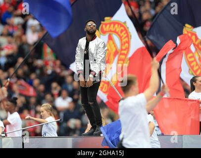 Tinie Tempah si esibisce durante la partita finale della Emirates fa Cup al Wembley Stadium. Il credito fotografico deve essere: David Klein/Sportimage Foto Stock