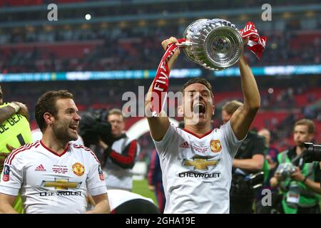 L'Herrera di Manchester United festeggia con la coppa durante la partita finale della fa Cup Emirates al Wembley Stadium. Il credito fotografico dovrebbe essere: Philip Oldham/Sportimage via PA Images Foto Stock