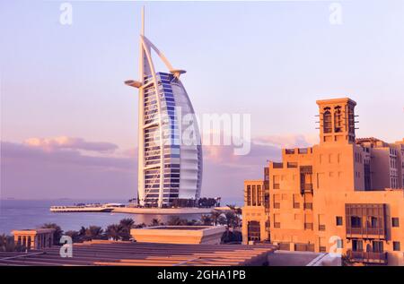 DUBAI, EMIRATI ARABI UNITI - 16 ago 2021: Una bella foto del suk Madinat Jumeirah che domina Burj al Arab Foto Stock