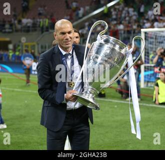 Zinedine Zidane manager del Real Madrid con il Trofeo UEFA Champions League allo Stadio Giuseppe Meazza di Milano. Il credito fotografico dovrebbe essere: David Klein/Sportimage via PA Images Foto Stock